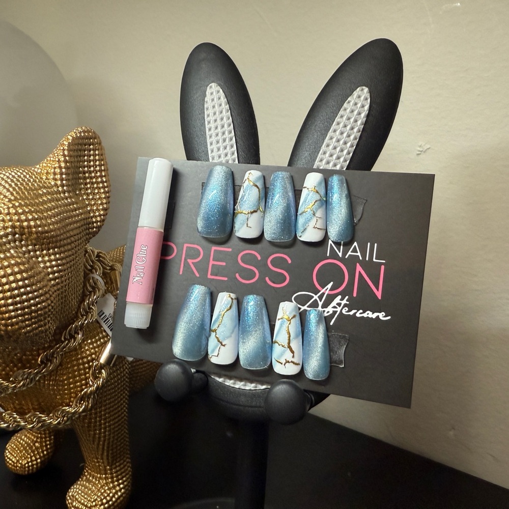 Elegant Blue Marble Press-On Nails